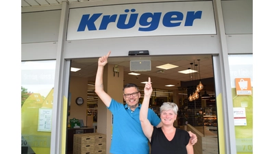 Aus Krüger wird Koch - Daniela Krüger (re.) übergibt den Markt an Matthias Koch. (Foto: ab)