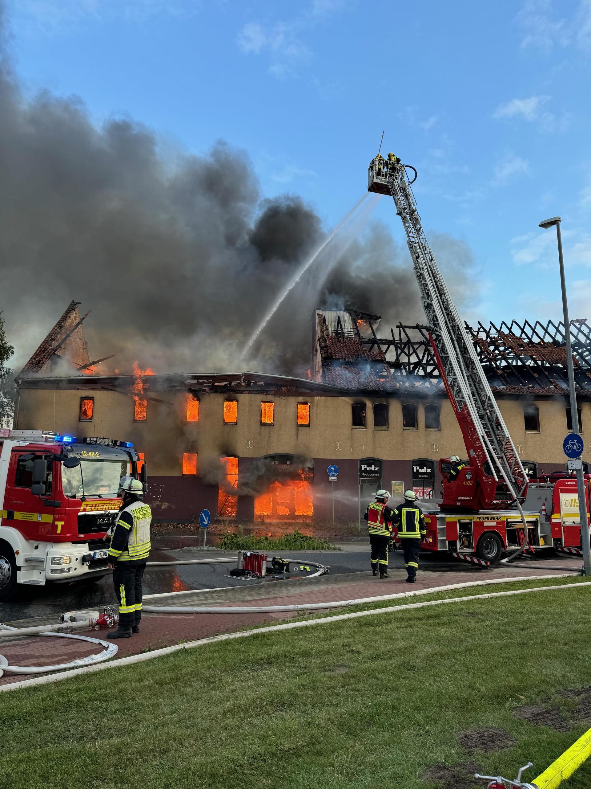 In Flammen: Das ehemalige Pelz-Gebäude. (Foto: Feuerwehr)