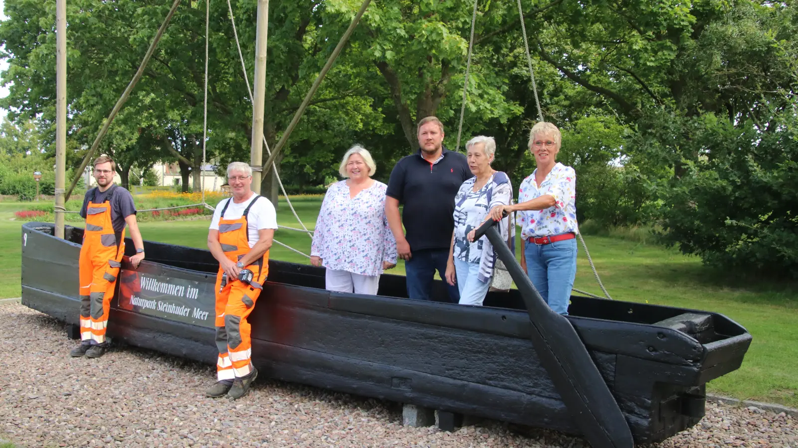 Der originale Torfkahn ist ein Hingucker (v.li.): Leon Scheibe und Jörg Oesterheld (Baubetriebshof), Christian Tatje, Christiane Schweer, Ulrike Sievers und Brita Menßen.  (Foto: gi)