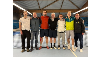 Christoph Kalbe, Ralf Stahlhut, Nils Chluba, Jörg Crombach, Peter Mai, Markus Schäfer und André Munkelt nach ihrem 5:1 Aufstiegssieg gegen Wilhelmshaven. (Foto: privat)