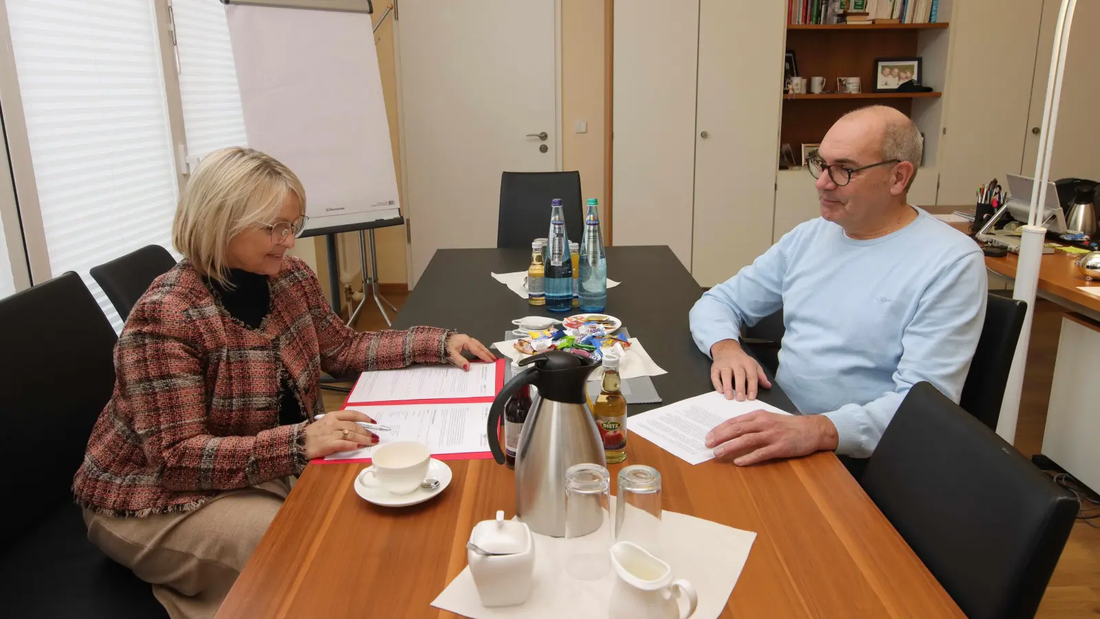 Besprechen die neuesten Entwicklungen: Heike Kröger und Henning Radant. (Foto: tau)