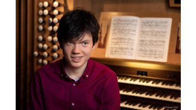 Der junge, vielfach ausgezeichnete Musiker Julian Becker eröffnet den Orgelsommer in St. Martini. (Foto: PHILIPPE STIER)