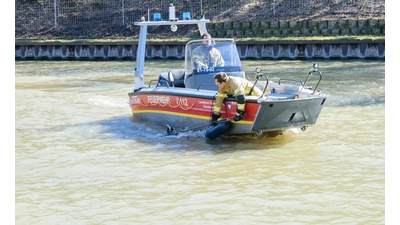 Vom Rettungsboot 2 aus wurde der Dachs im Mittellandkanal mit einer Rettungsschlinge gefasst. (Foto: Michael Jedamzik )