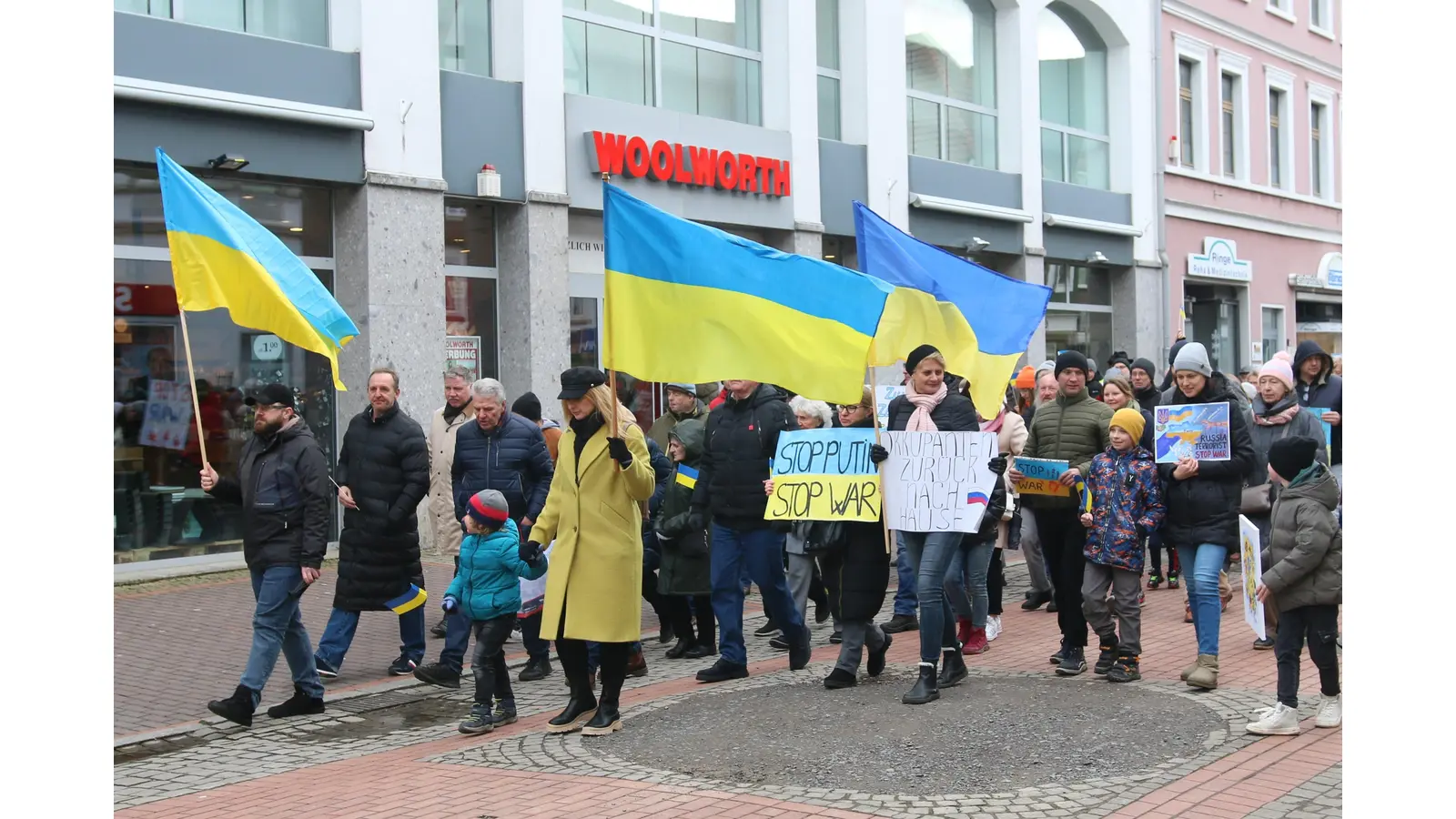 Ein Jahr nach Beginn der Angriffs auf die gesamte Ukraine ziehen die Teilnehmer einer Friedenskundgebung durch die Stadthäger Innenstadt. (Foto: Borchers, Bastian)