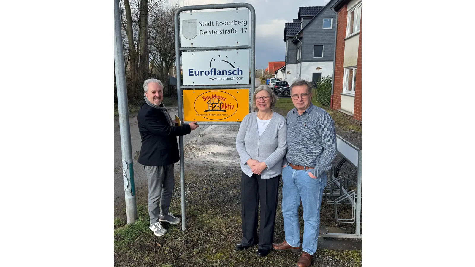 (von links): Stadtdirektor Dr. Thomas Wolf mit Marlies und Martin Weigelt. (Foto: Stadt Rodenberg)