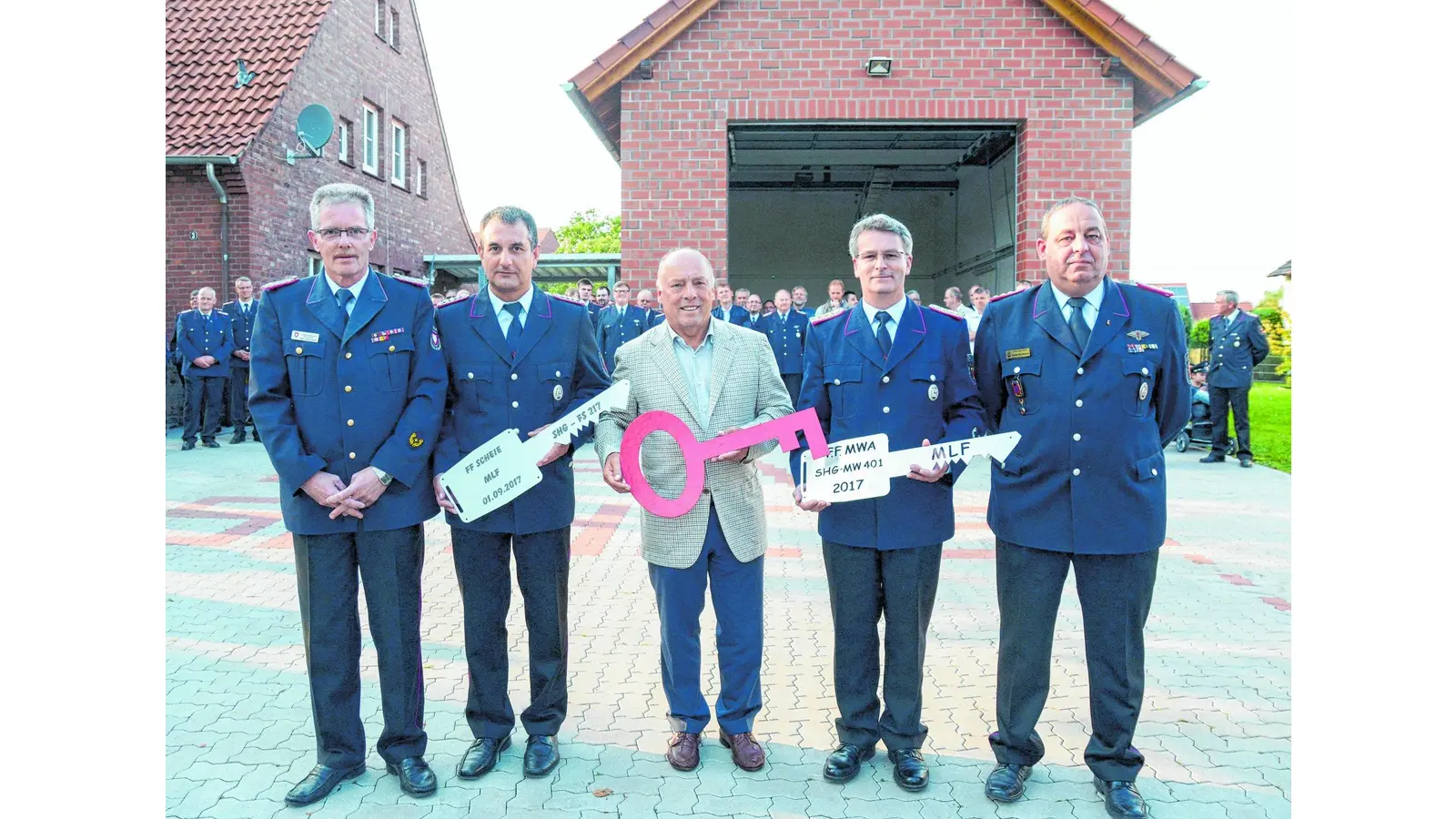 Neue Halle und zwei mittlere Löschfahrzeuge (Foto: wa)