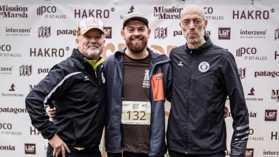 Frank Mülbrot (li) und Helge Stille (re) nehmen die Glückwünsche zum Sieg im Teamwettbewerb von Alex Kornelsen entgegen. (Foto: privat)