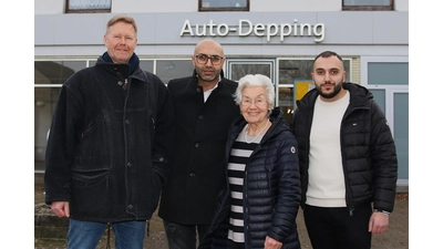 Uwe Depping (li.) und Gertrud Depping übergeben den traditionsreichen Standort im Zentrum Rodenbergs an die Familie Tavan. Sedat Tavan (2. v. li.) , Oescan Tavan (re.) und das gesamte Team freuen sich auf den Start im Februar.  (Foto: bb)