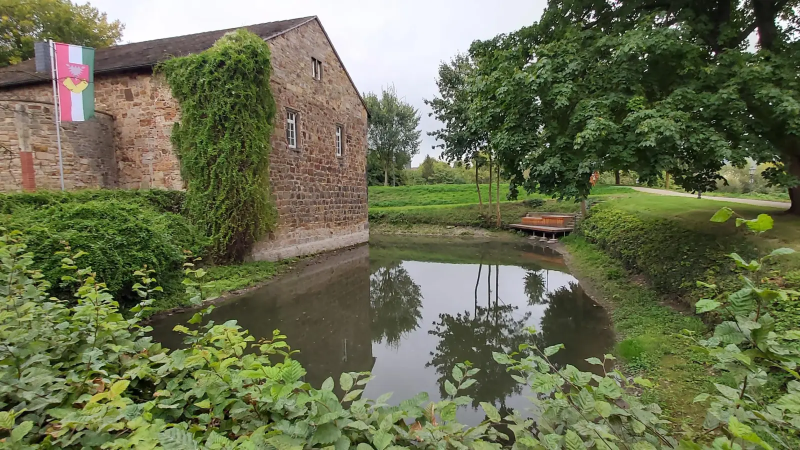 Kaum noch Wasser im Schlossteich. Das soll sich jetzt ändern. (Foto: gk)