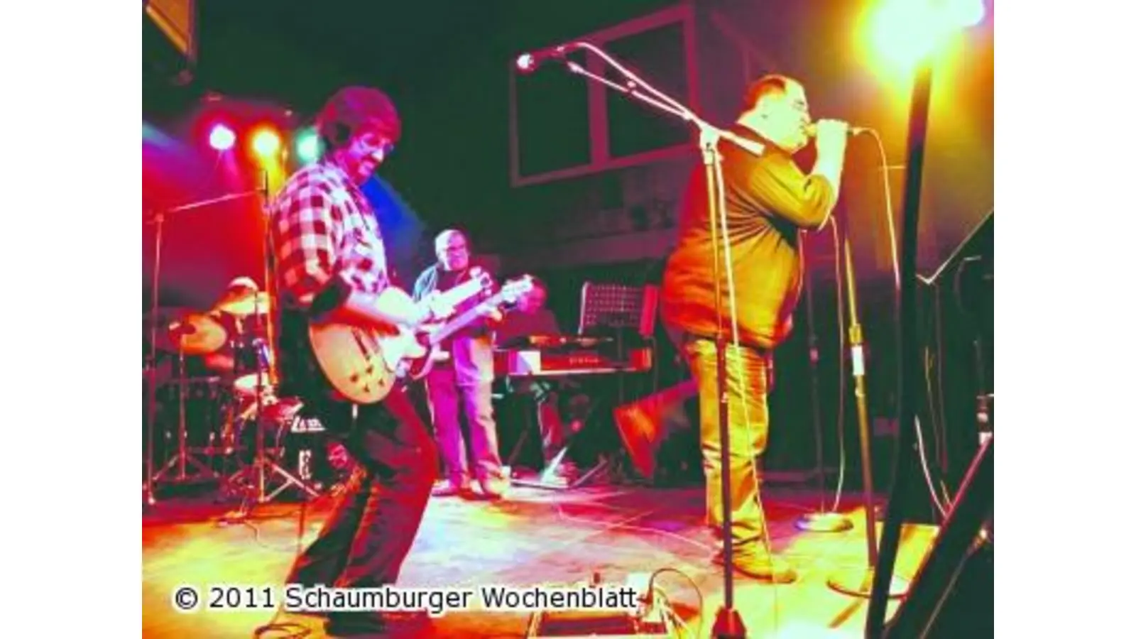 Rockröhre Peter Kranz und seine Band heizen dem Publikum ein (Foto: hb)