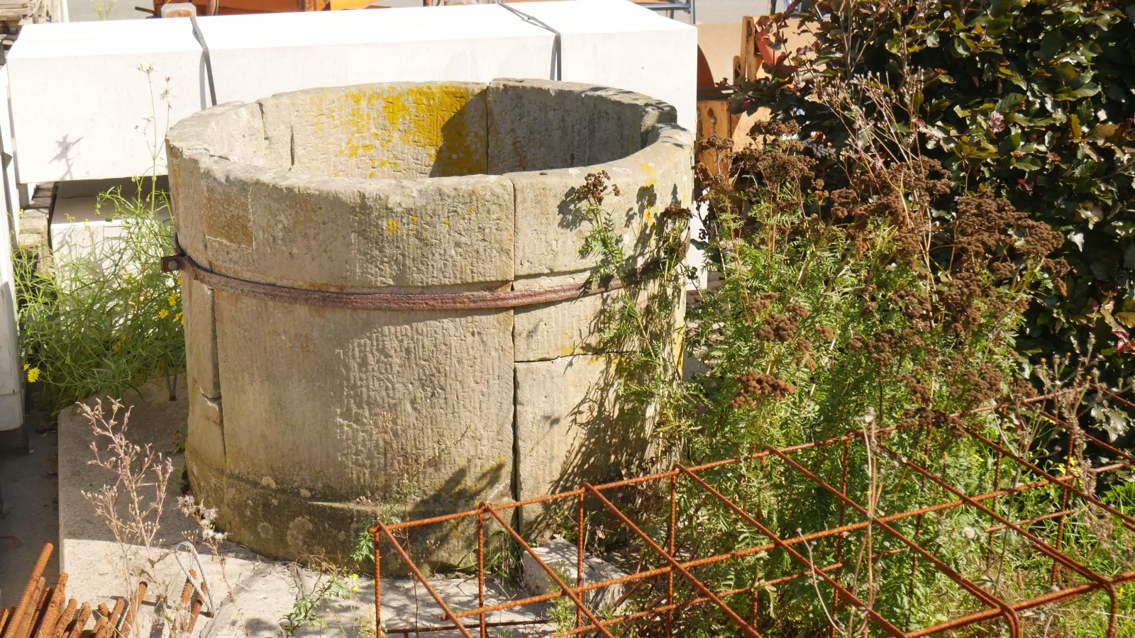 Auf dem Abstellplatz wartet der Brunnen auf seine Zukunft. (Foto: gk)