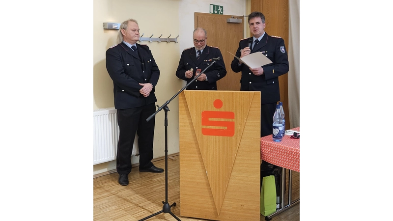 40 Jahre im aktiven Dienst: Marko Eberding, Ortsbrandmeister Thomas Schwabe, stellvertretender Abschnittsleiter Nord Marc Henning Kommerein (von links nach rechts). (Foto: privat)