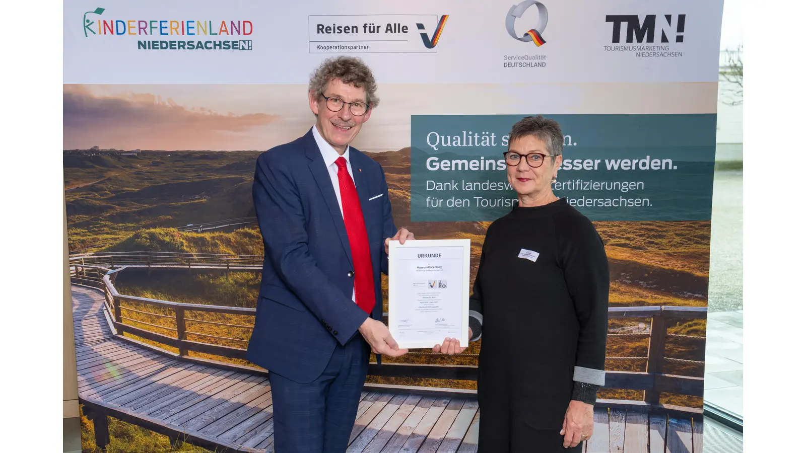 Übergabe der Auszeichnung durch Staatssekretär Frank Doods an Dr. Anke Twachtmann-Schlichter, Leiterin des Museums Bückeburg. (Foto: Marcus Prell)