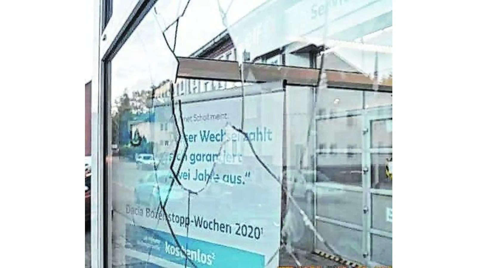 Schaufenster eingeschlagen (Foto: nh)