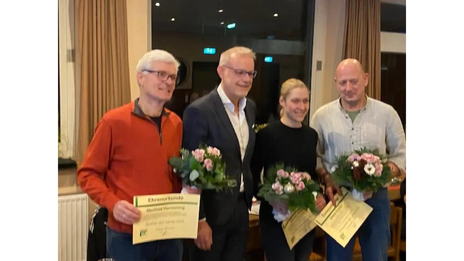 Martin Brandt ehrt für Besondere Leistungen von links: Sportler des Jahres Manfred Harmening, MB, Sportlerin Svenja Reder, Ehrenamt Dieter Krems (Foto: privat)