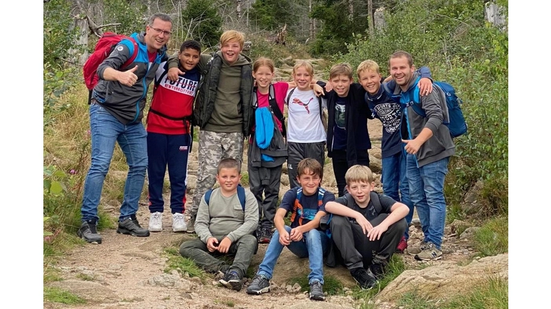 Die D-Jugend-Handballer des TVE Röcke auf dem Weg zum Brocken mit Co-Trainer Oliver Kallert (li.) und Trainer Niels Brinkmann. (Foto: tve röcke)