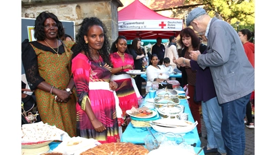 Der eritreische Frauentreff bietet zum Auftakt der „Interkulturellen Wochen“ schmackhafte Spezialitäten an. (Foto: Borchers, Bastian)