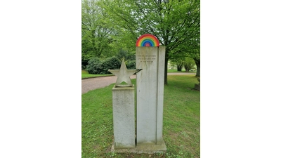 Gedenkstein auf dem Friedhof in Obernkirchen.