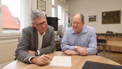 Nach der Auslosung der Gewinner: Bürgermeister Carsten Piellusch und der Vorsitzende des Sportring Wunstorf, Ulrich Springhorn. (Foto: tau)