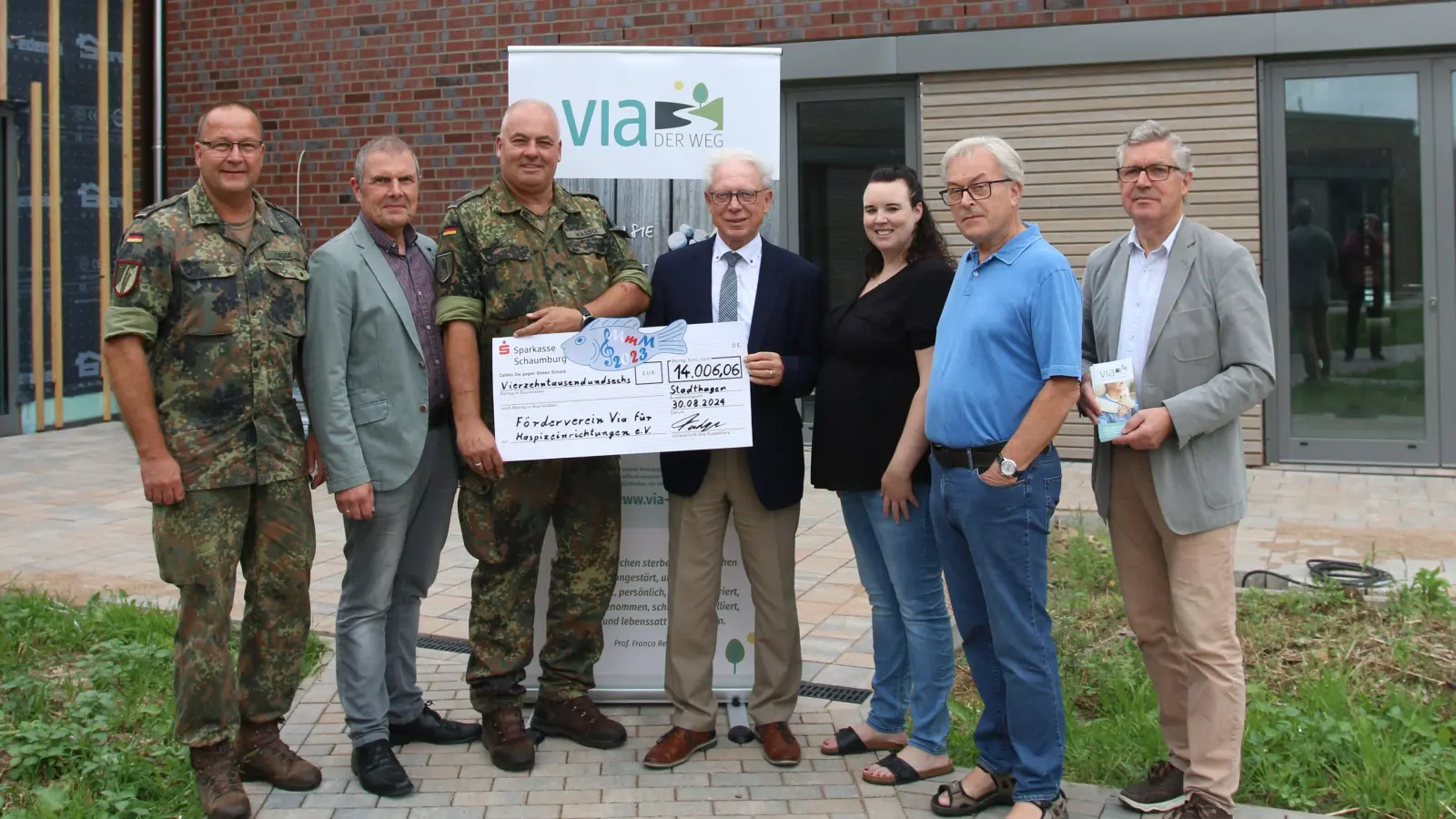 Heiko Tadge, Ingo Bölling und Michael Wasser übergeben die Spende an Hans-Dieter Liebelt, Alissa Homm, Friedhelm Henze und Axel Rinne vom Hospizfördervereinsteam.  (Foto: bb)