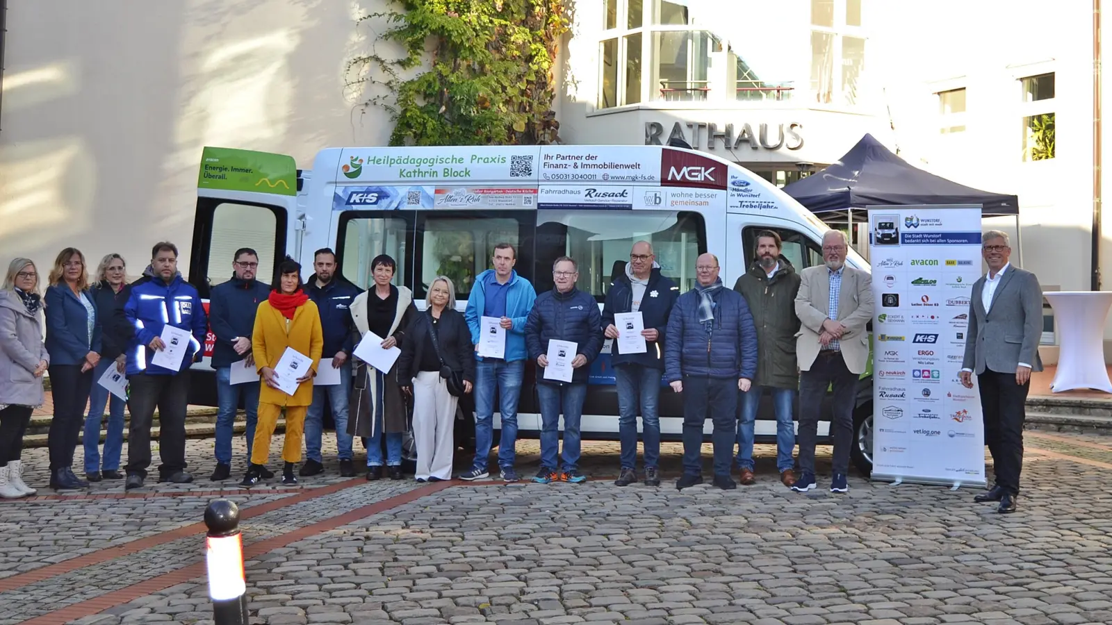 Im Rathausinnenhof: Zahlreiche Unterstützer vor dem Sozialmobil. (Foto: privat)