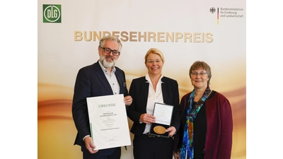 Ministerialdirektorin Gaby Kirschbaum (rechts) überreicht gemeinsam mit DLG-Vizepräsident Dr. Diedrich Harms (links) Urkunde und Medaille an Ulrike Edeler von riha WeserGold. (Foto: DLG/SebastianSemmer)