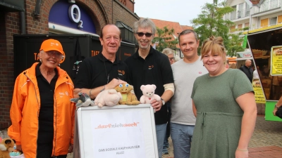 Den Reinerlös des Nachhaltigkeitstages erhält erneut die Wunstorfer Tafel (v.li.): Michael Krause-Kaiser, Ursula Jungbluth, Frank Löffler, Marktgilde-Niederlassungsleiter Alex Wolf und Marktmeisterin Lea Schreiner. (Foto: gi)