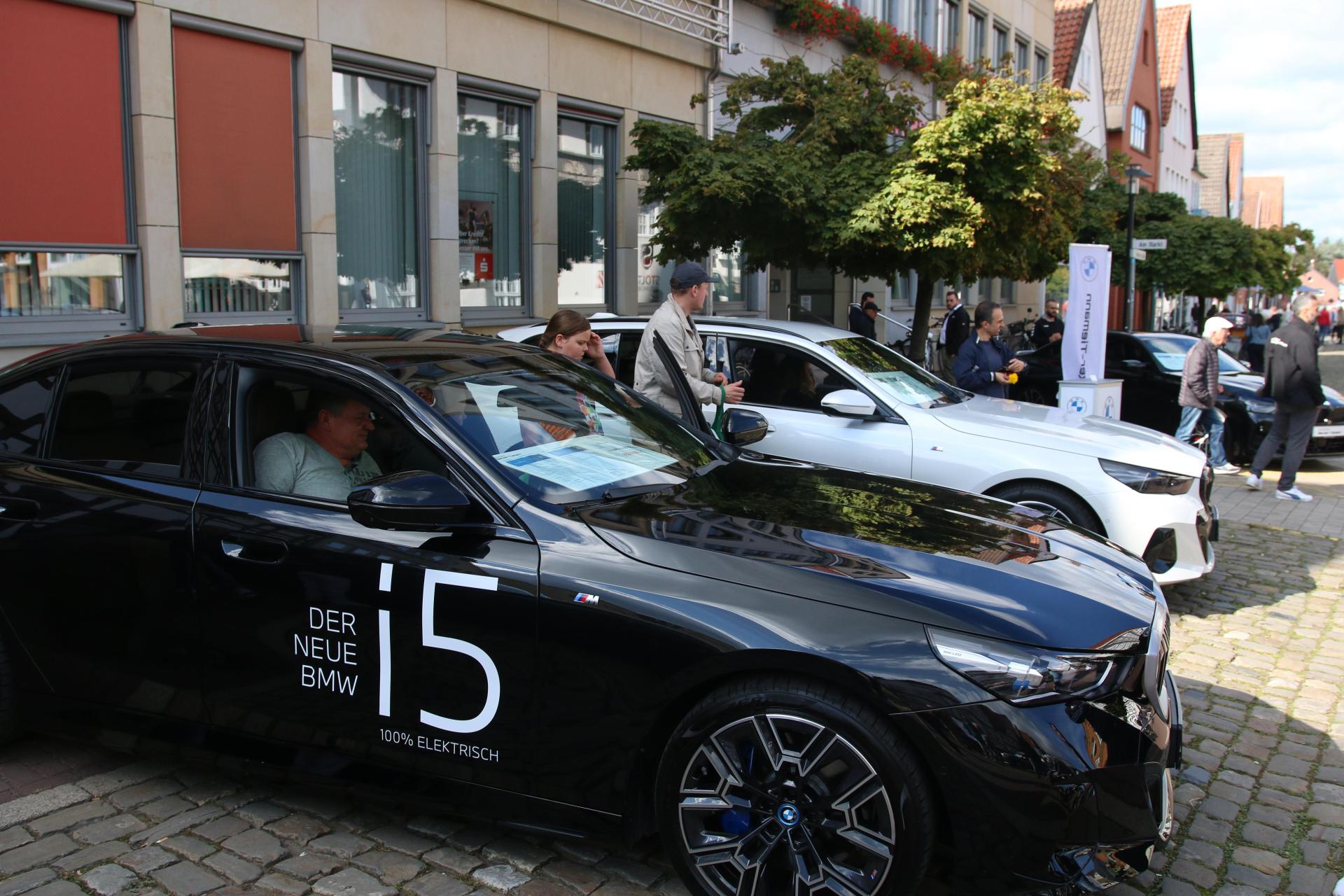 Zahlreiche Besucherinnen und Besucher schauten sich bei der Autoschau um. (Foto: bb)