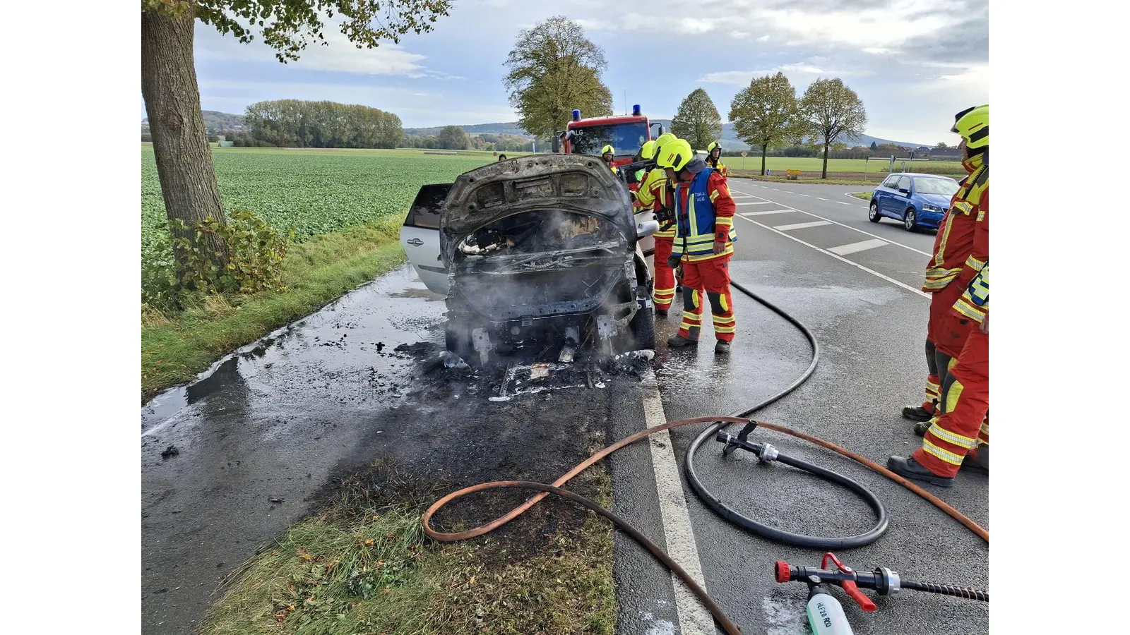 Fahrzeugbrand auf der B65 in Höhe Algesdorf. (Foto: privat)