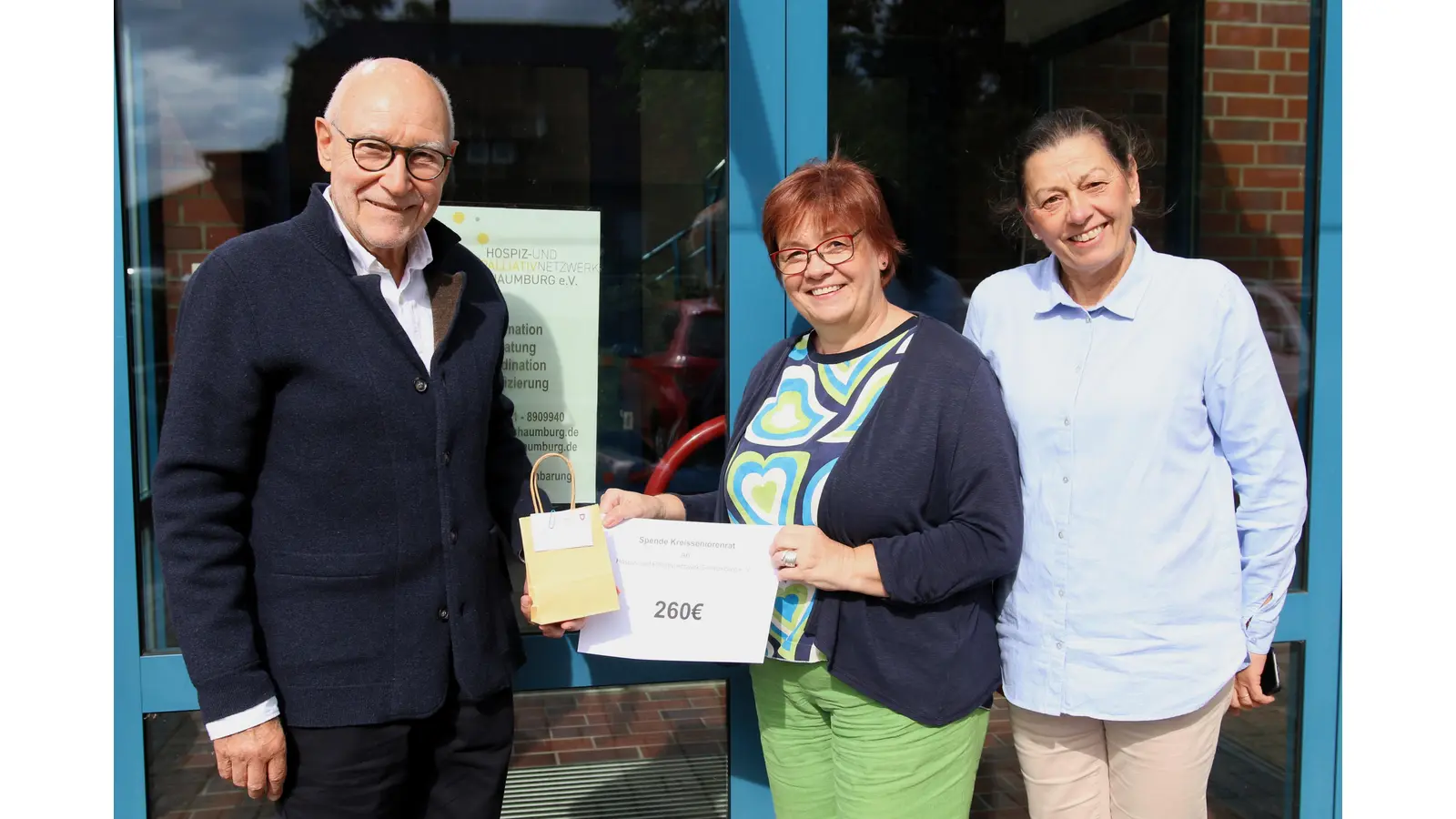 Horst Frensel, Vorsitzender des Kreisseniorenrates übergibt die Spende an Cordula Wahlmann und Christine Holitzner-Bade vom Hospiz- und Palliativnetzwerk Schaumburg.  (Foto: Borchers, Bastian)