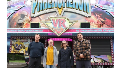 Tino Noack (v. li.), Maxine Rath, Iris Freimann und Mario Risse hoffen auf viele Besucher beim angelaufenen Herbstkrammarkt. (Foto: Borchers, Bastian)