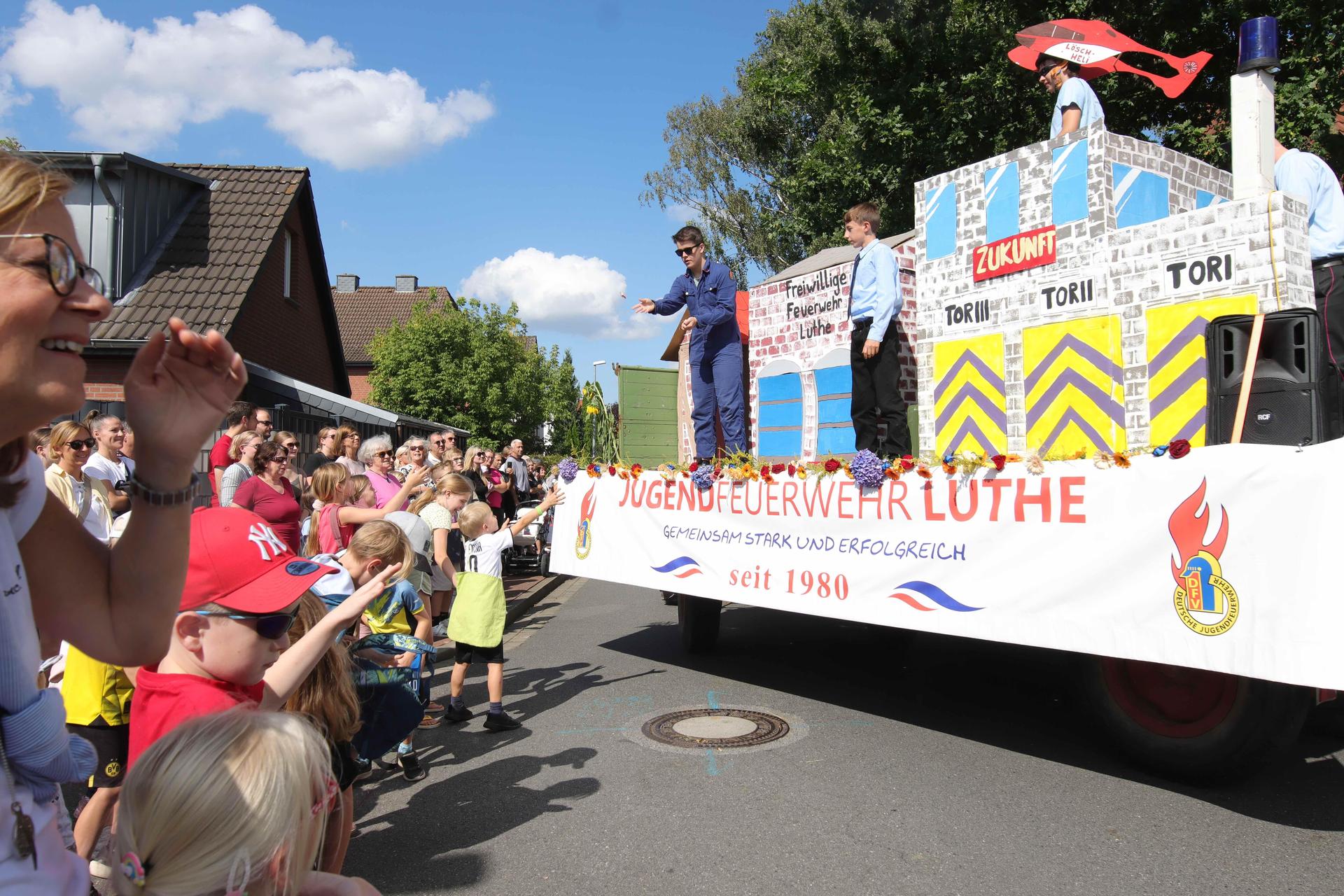 Viel los am Straßenrand: Kinder freuen sich auf jede Menge Kamelle  (Foto: tau)