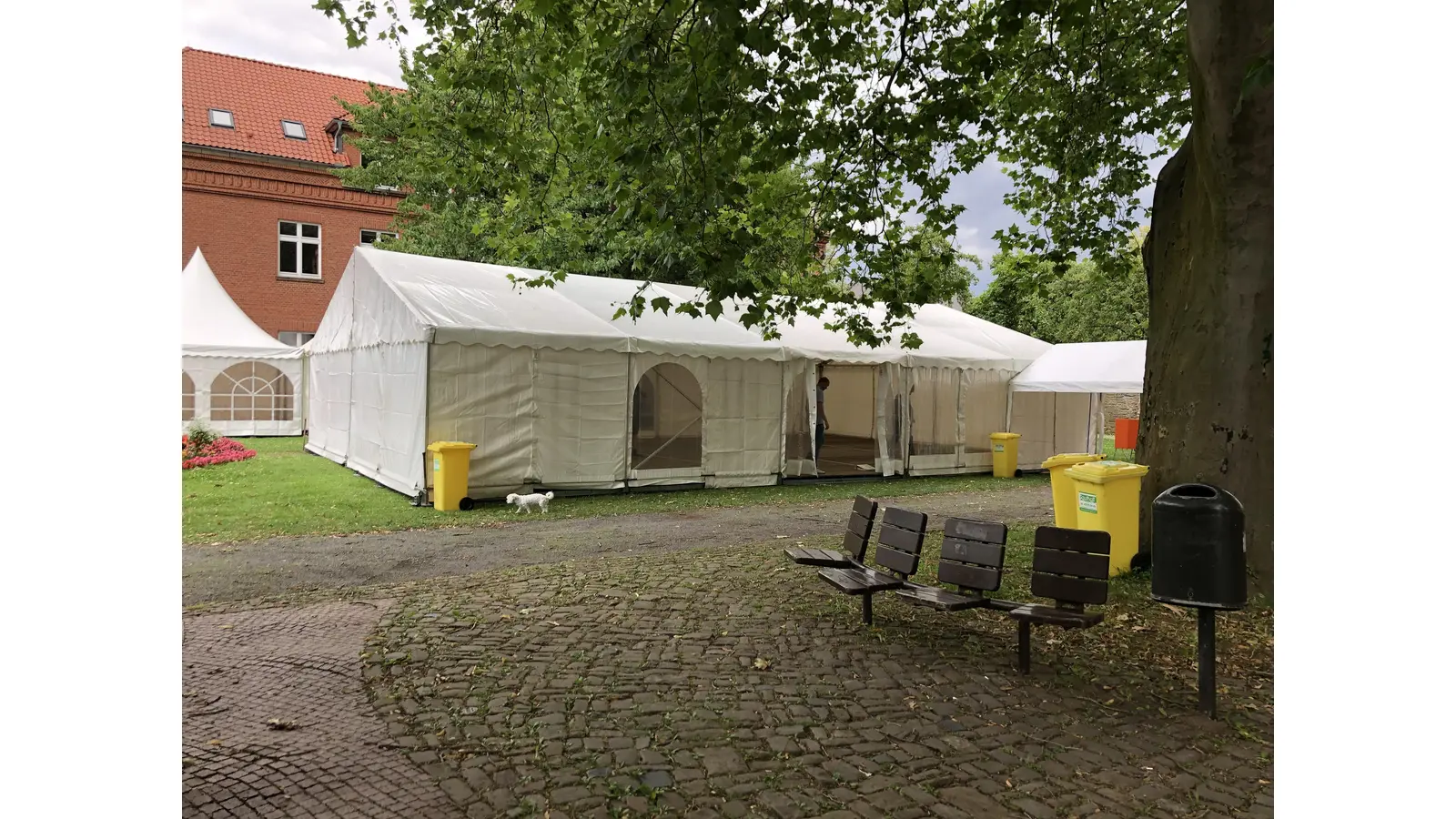 Auf 120 Quadratmetern werden Tische und Bänke platziert, um den Gästen einen trockenen Wein zu garantieren.  (Foto: cm)