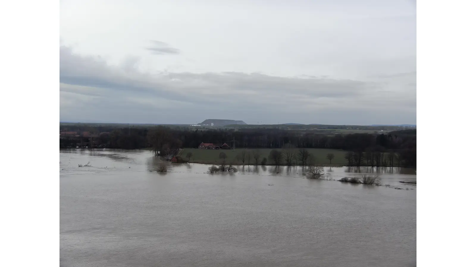 Der Blick von oben: Die Regionsfeuerwehr hat während des Hochwassers mit einer Drohne Aufnahmen von der Leine zwischen Liethe und Bordenau gemacht. (Foto: Regionsfeuerwehr)