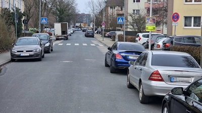 Ein bekanntes Bild: Viel ruhender Verkehr am linken und rechten Fahrbahnrand. (Foto: tau)