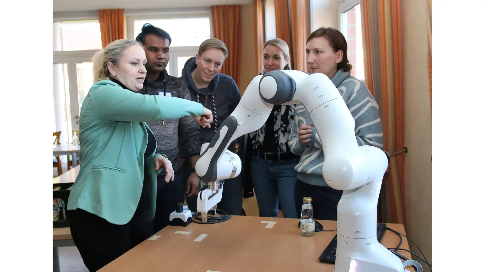 Die Fachkräfte des Josua-Stegmann-Heimes haben eine Reihe von Fragen an das Team der „Robokind Stiftung“ zu den Möglichkeiten der Anwendung des Roboterarms. (Foto: Borchers, Bastian)
