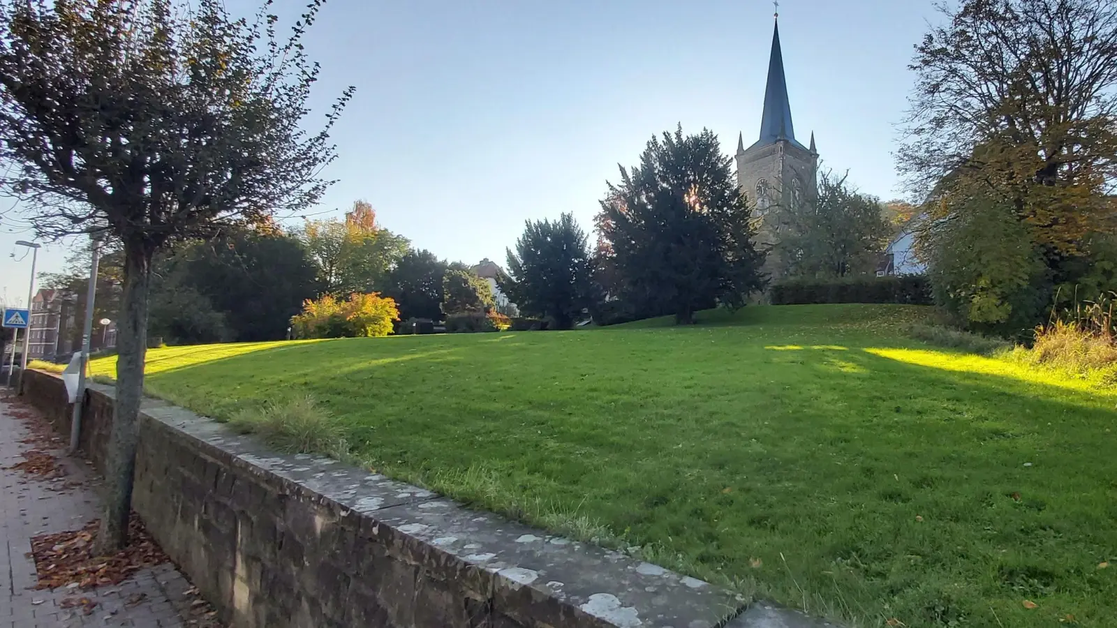 Der geplante Standort für die Blumenhalle zur LaGa: Zwischen Godehardi-Kirche und Hauptstraße. (Foto: gk)