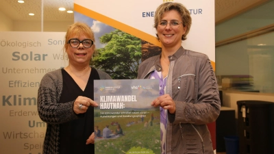 Dunja Cordes von der VHS und Karina Gröger von der Energieagentur weisen auf die Auftaktveranstaltung zur Reihe „Klimawandel hautnah“ hin.  (Foto: bb)