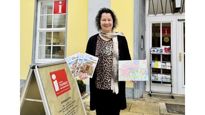 Mirja Engert, Leiterin der Tourist-Information Bad Nenndorf, mit dem aktualisierten Gastgeberverzeichnis. (Foto: KurT Bad Nenndorf)