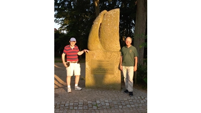 Howard Piepenbrink (li.) und Stephan Walter am Auswanderer-Denkmal in Apelern. (Foto: Dr. Stephan Walter)