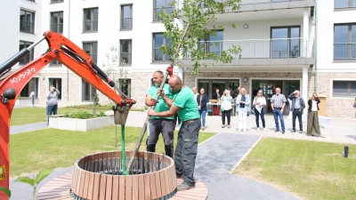 Eine Erle wird als Hausbaum an der „Erlen Residenz“ in Meerbeck gepflanzt. (Foto: bb)