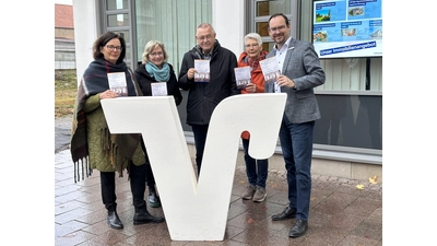 Juliane Weiss, Marion Droste, Wolfgang Westphal, Andrea Rienhoff und Manuel Wiegang machen Werbung für das Neujahrskonzert des Kulturring Rinteln.  (Foto: ste)