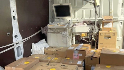 Das gut verstaute medizinisches Gerät im Transporter, bei der Ankunft in Lviv/Ukraine. (Foto: privat)