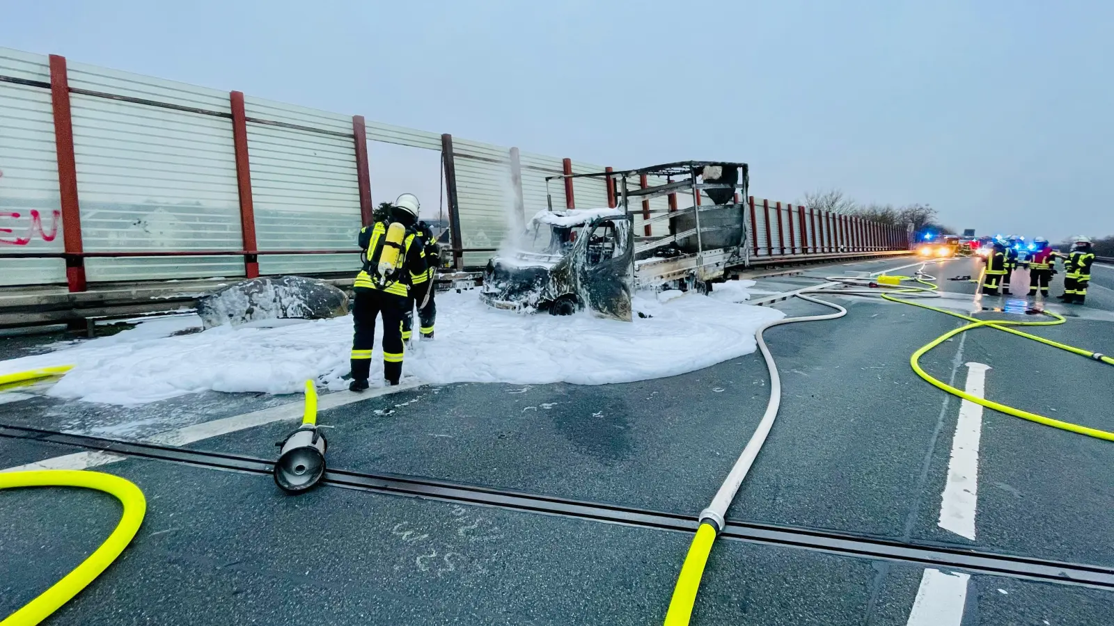 Abgebrannt: Ein Kleinlaster auf der A2. (Foto: Feuerwehr)