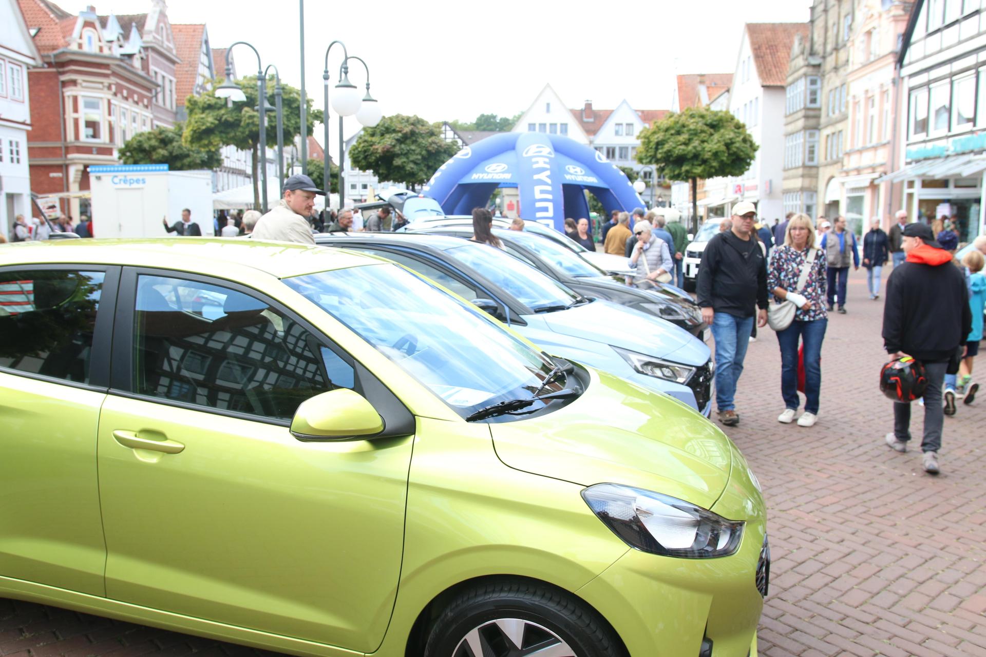 Zahlreiche Besucherinnen und Besucher schauten sich bei der Autoschau um. (Foto: bb)