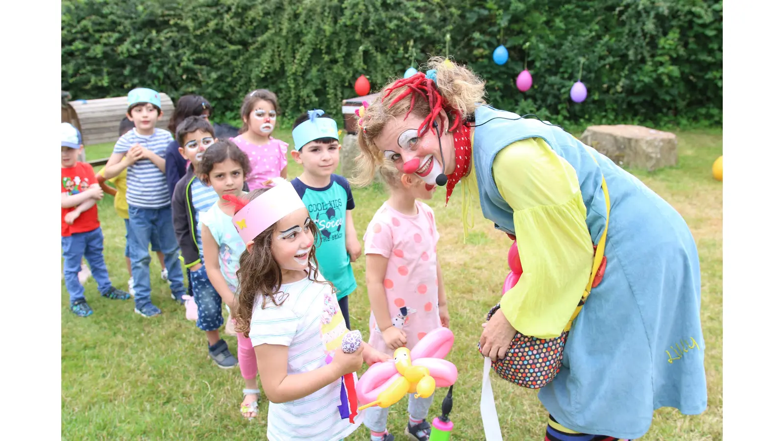 Clownin „Lilly Locke“ ist beim Abschlussfest des Kindergartens Herminenstift ein gefragter Gast.