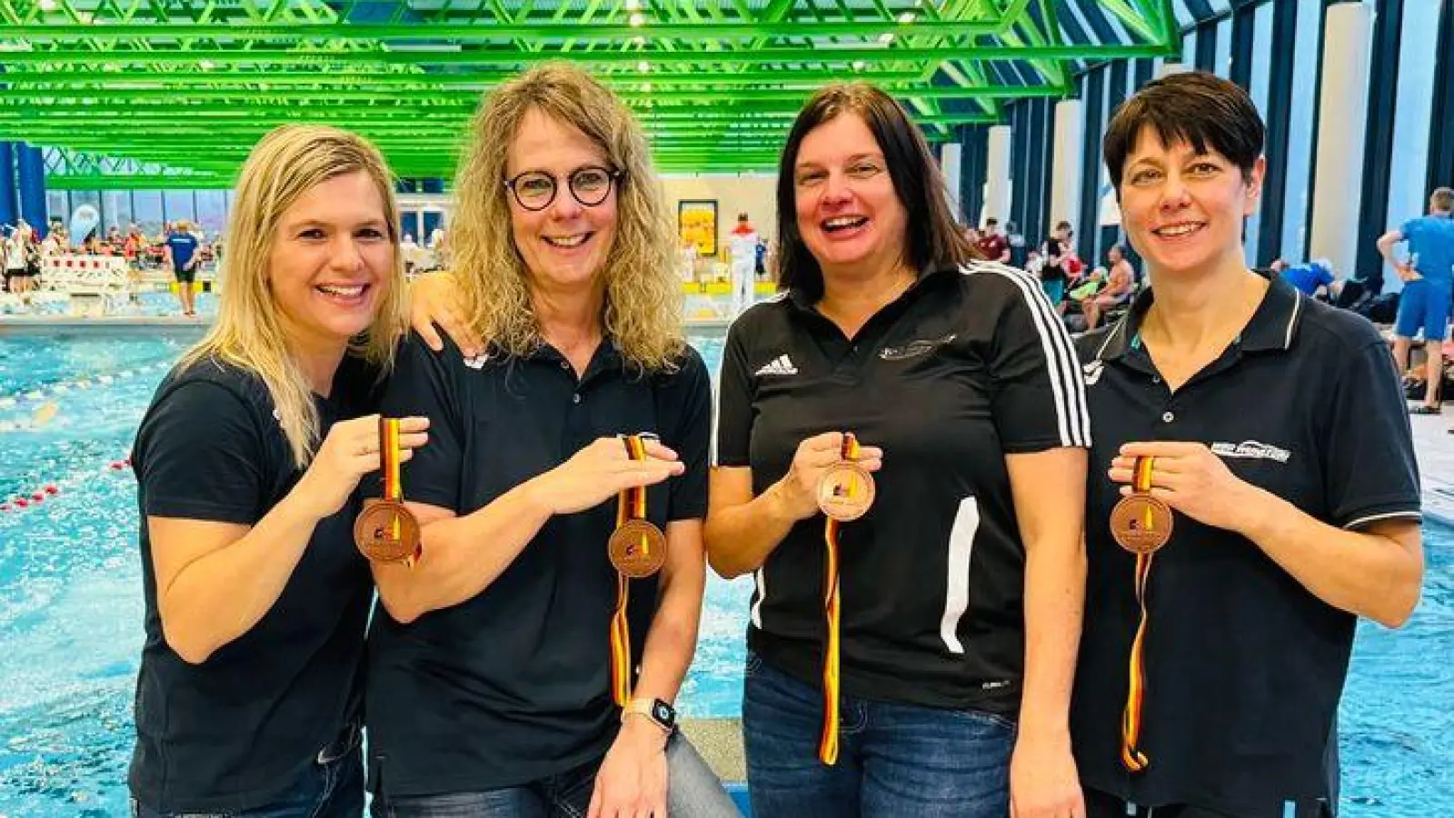 Die 4x50m Freistilstaffel mit Medaillen (v.li.): Maren Matthies, Corinna Krietsch, Kathrin Lazar und Sylvia Haak. (Foto: privat)