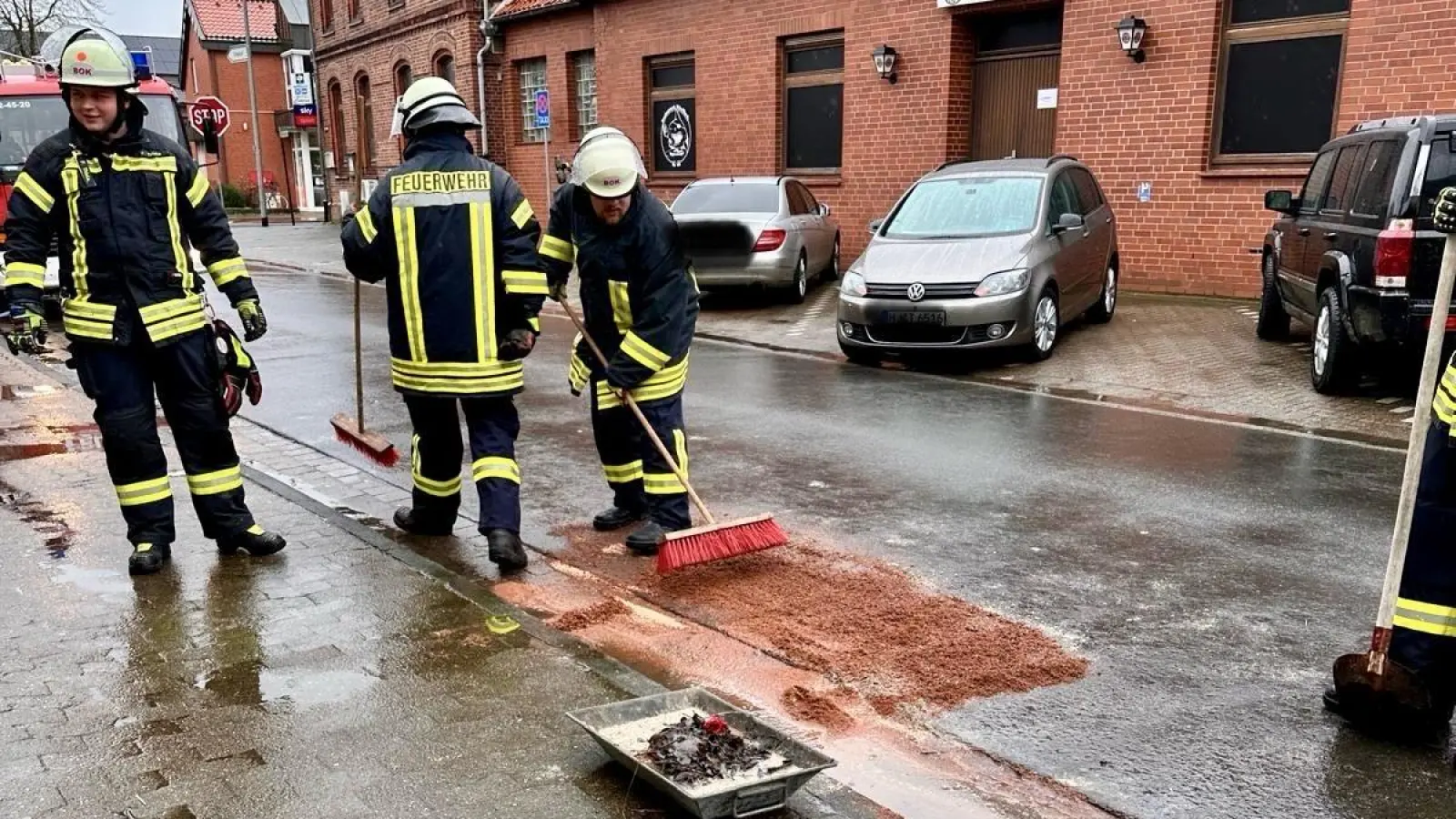 Bei der Beseitigung der Ölspur: Die Feuerwehr Bokeloh. (Foto: Feuerwehr)