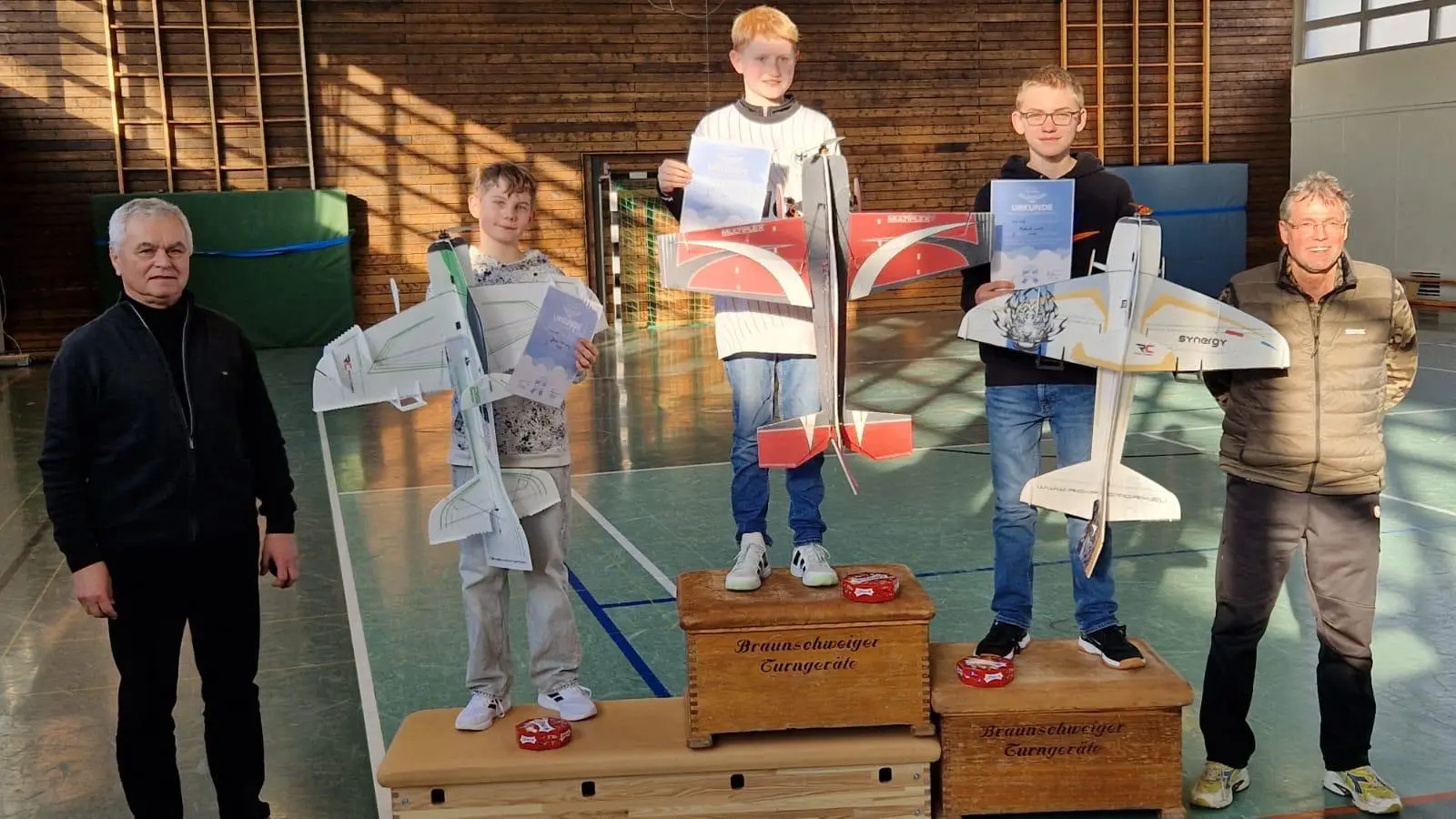 Bei der Siegerehrung (v.li.): Vereinsvorstand Josef Döring, Jonas Fuhrberg, Vincent Gedien, Frederik Lorek und Jugendwart Michael Kattre. (Foto: privat)