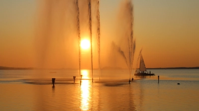 Fontänen, Sonnenuntergang und ein Boot: Das war auch das Festliche Wochenende im Jahr 2019.  (Foto: gi)